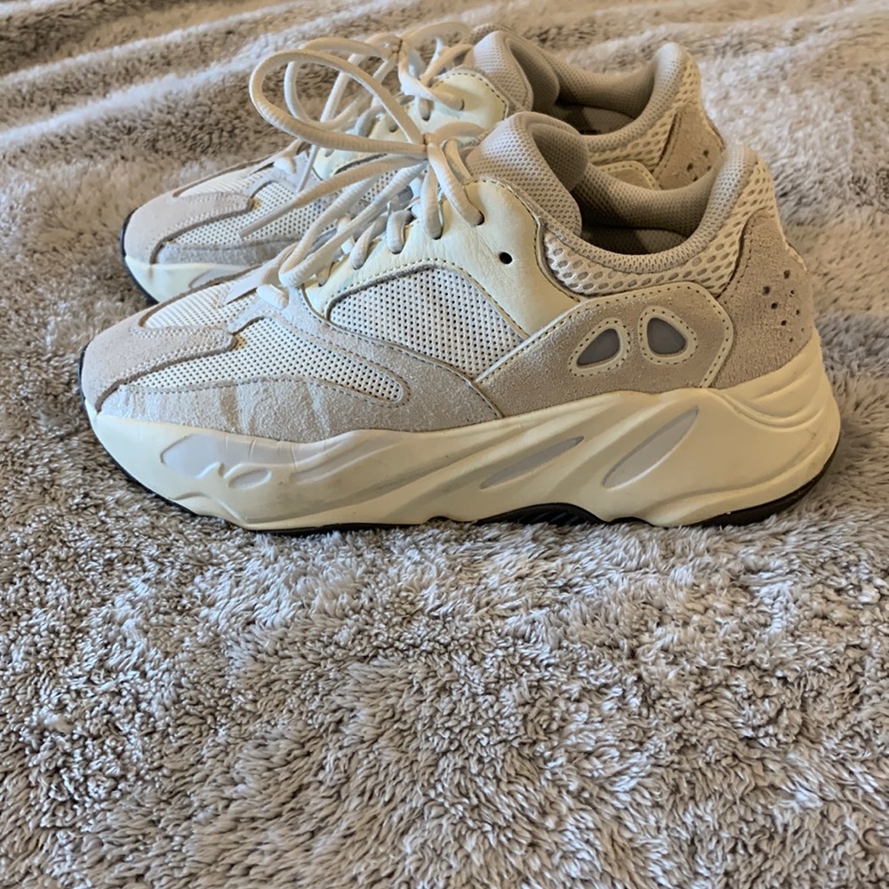 Yeezy 700 v2 Analog